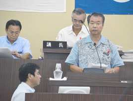 川満町長が改正案を上程し可決した=13日、竹富町議会議場