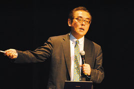 防災をテーマに講演する片田氏=22日夜、市民会館大ホール