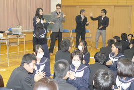 高嶺さん(奥の左)が紹介したフィリピンの手遊びを全員で行った=8日午後、八重山高校