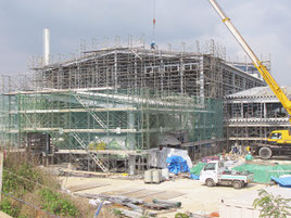 建設工事が大幅に遅れている西表製糖工場=22日