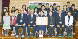 富野小中学校で感謝状贈呈式が行われた=7日、富野小中学校