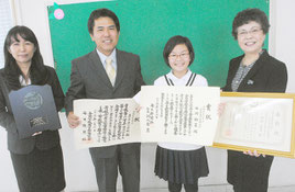 石垣教育長に表彰を報告する田淵さん(右から2番目)。左端は母の三穂さん=17日午前、市教委