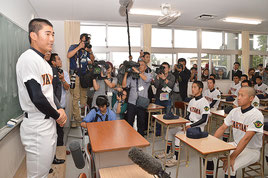 野球部への結果報告で友利主将が夏の甲子園に向けて意気込みを語った=29日、八重山高校