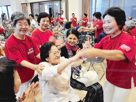 前新前会長(中央)への感謝の気持ちを込め公演を行った=15日、提供写真