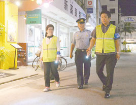 見回り活動を行う中山市長(右)ら=21日夜、石垣市美崎町