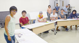 前盛先生(左)の話を聞く受講生ら=5日夜、離島ターミナル