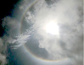 太陽の回りに虹のリングができた=31日、石垣喜幸さん撮影