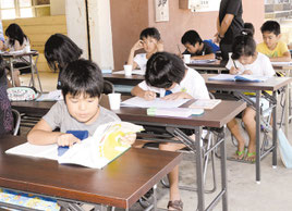 早朝からの学習会は2学期に向けての生活習慣の維持にも役立っている=11日、宮良公民館