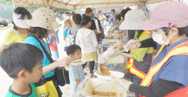 防災訓練でカレーの炊き出しが行われた=26日午後、市屋内練習場