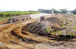 用地造成が進む新火葬場建設地=16日午後