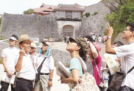 史跡の解説を行う玉津博克氏と研修参加者ら=1日午後、首里城公園(那覇市)