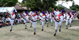 軽快に「馬乗者」を踊る男性たち=15日午前、世持御嶽