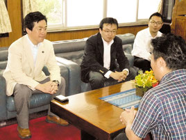 中山市長と会談する伊藤大臣補佐官(左)ら=28日午後、市役所