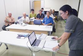 発表を行う宇根底さん(右)=24日夜、石垣港離島ターミナル会議室