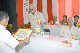 87人の高齢者を祝った=19日、宮良公民館