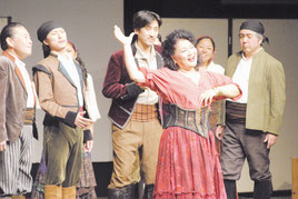カルメンを表現力豊かに演じる森山京子さんら=9日夜、市総合体育館
