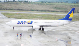 先島撤退を決めたスカイマークの航空機=29日午後、新石垣空港