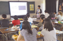 美ら島研究体験」の開講式と講義が行われた=12日、青少年の家