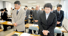 小学校教諭の飲酒運転事故で死亡した被害者の冥福を祈り、黙とうする各学校の校長=4日午後、八重山教育事務所