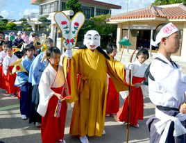 結願祭の弥勒行列が行われた=23日、大阿母御嶽