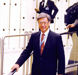 国連人権理事会での演説を終え、笑顔で会場を出る翁長知事=21日(日本時間22日未明)ジュネーブの国連ビル
