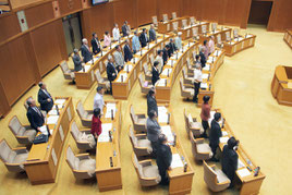 一般会計予算を可決した県議会。自民党議員は退席した=27日午後、議場