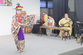 鮮やかな紅型衣装で「上原ぬ鳥節・でんさ節」を踊った=16日午後、ひやみかちマチグァー館(那覇市)