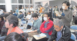 町民約100人が出席した住民説明会=16日夜久部良多目的施設