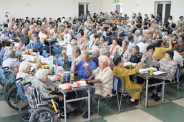 敬老祝賀会で乾杯する出席者たち=23日午後、大浜公民館