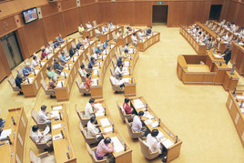 埋め立て防除条例の提案質疑の様子=16日午前、県議会