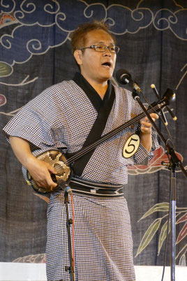 最優秀賞の野嵩樹さん=19日夜、DiDi与那国