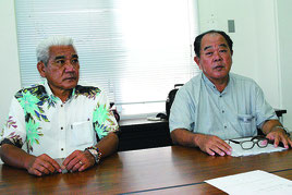 記者会見で法人の理事辞任を発表する伊良皆氏と今村氏(左から)=21日午前、市役所
