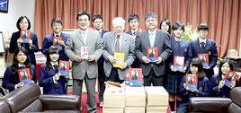 沖縄尚学高校の生徒たちに上地雄大さんから自著が送られた=14日午後、沖縄尚学高校