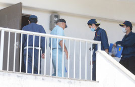 事件のあった部屋を調べる捜査員ら=2日午前、石垣市新川