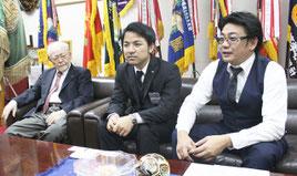 名城理事長(左)と末広副理事長(中央)らが模擬選挙の意義を語った=31日、沖縄尚学高等学校