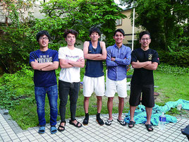 (左から)東京大学理科3類1年生の新垣辰昴さん、日本大学商学部1年生の石川公也さん、専修大学商学部1年生の渡久地政規さん、産業能率大学経営学部1年生の親川玄さん、早稲田大学商学部1年生の宮里省吾さん=5月24日午後、南灯寮の庭
