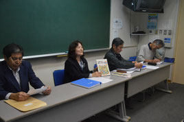 副読本の執筆者らが継続刊行を求める会見を開いた=21日、大濱信泉記念館