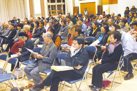 自衛隊配備絶対反対・緊急集会に参加した人たち=23日夜、市健康福祉センター