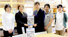 伊野田小学校に「八重山探検隊レポート集」が贈呈された=26日午後、伊野田小学校