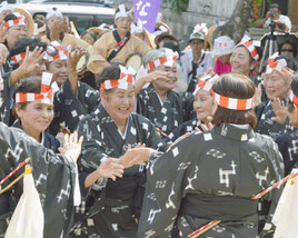 石垣字会のオンプールでキヤリィヌザイを奉納した婦人たち=5日午後、宮鳥御嶽