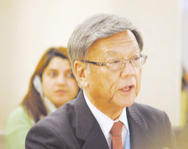 ◀国連での演説で米軍普天間飛行場の移設反対を訴える翁長知事=21日、スイス・ジュネーブの国連人権理事会
