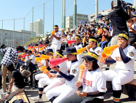 父母やOBなど、多くの人が集まった=26日、鹿児島市鴨池公園野球場スタンド