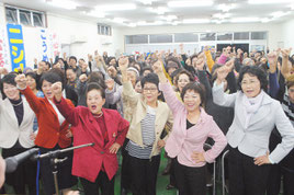 西銘氏の必勝を期して気勢を上げる女性の支持者=4日夜、選対支部