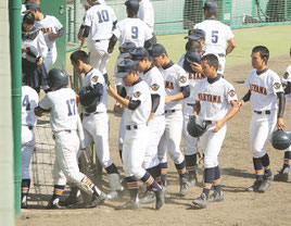 敗退し、肩を落としベンチに帰る八重高の選手ら=26日午後、鹿児島市鴨池公園野球場