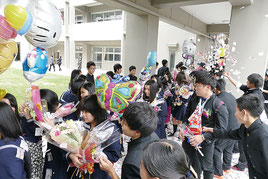 在校生から花道で見送られる卒業生=1日午後、八重山高校
