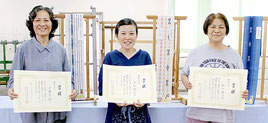 最優秀賞の来間さん(中央)、優秀賞の松下さん(右)、与儀さん(左)=28日午後、市伝統工芸館