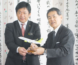 ソラシドエアの高橋社長(右)と記念撮影する中山市長=10午前市役所