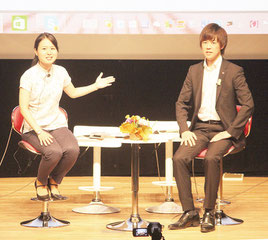 カズヤ氏(右)と我那覇真子氏(左)がトークライブを行った=25日夜、パレット市民劇場