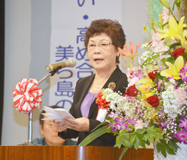 石垣朝子教育長が祝辞を述べた
