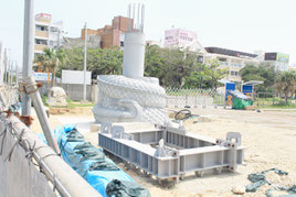 建設途中で中断されたままになっている龍柱=那覇市若狭